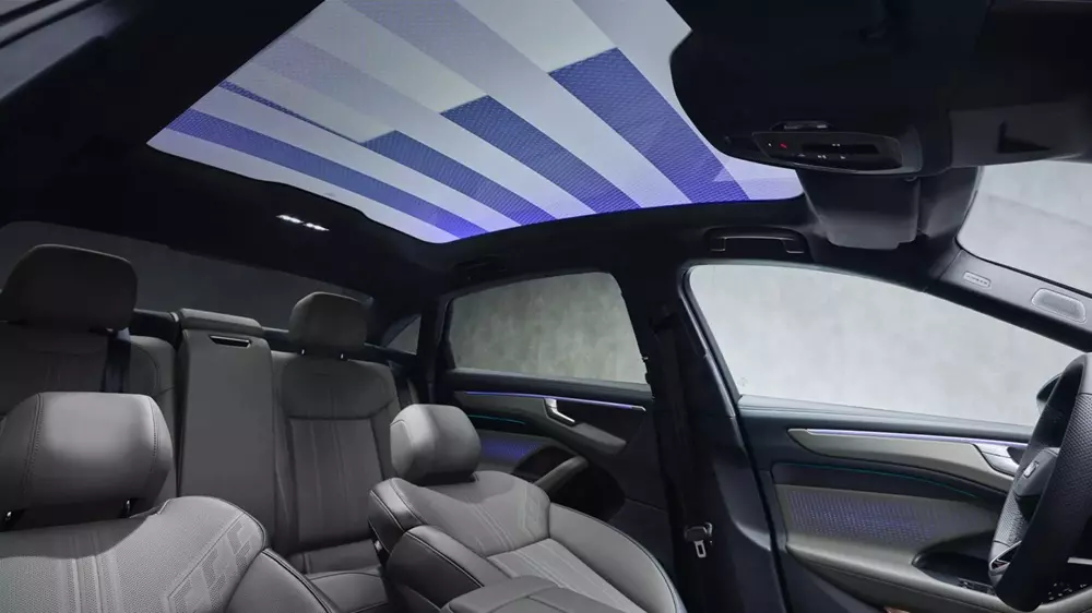 Audi A6L 2026 sở hữu cửa sổ trời toàn cảnh