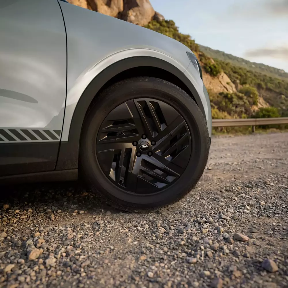 Ford Explorer EV 2026 phiên bản Collection với mâm 20 inch sơn đen