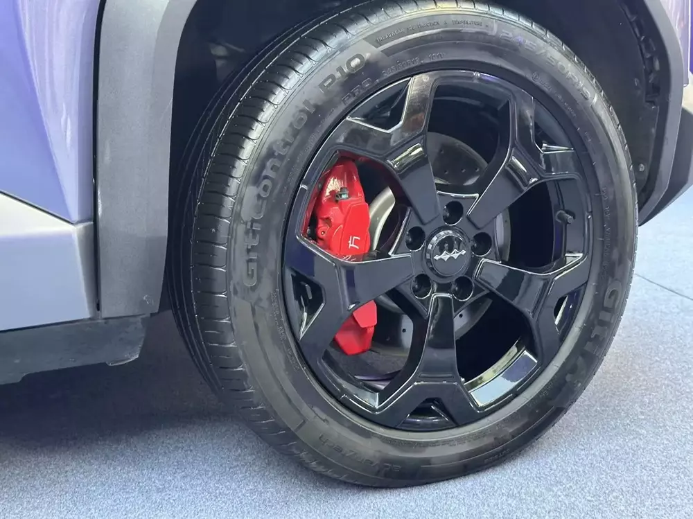 Mâm 19 inch 5 chấu màu đen khói và cùm phanh màu đỏ của Fang Cheng Bao Ti3 Flash Charging Edition 2026 