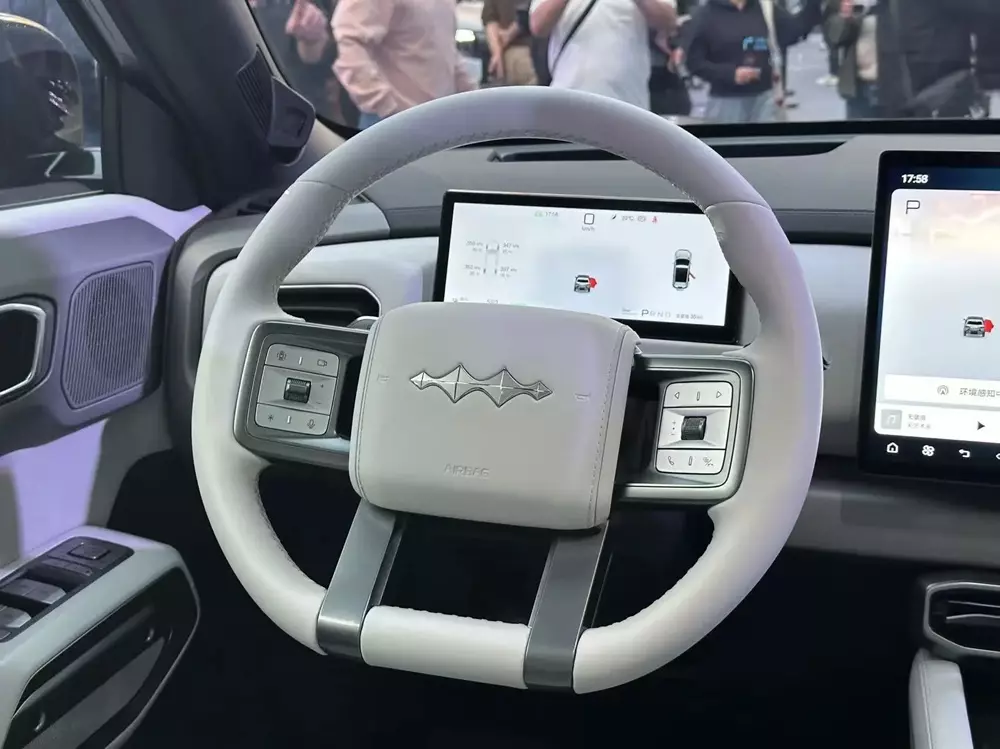 Cận cảnh vô lăng vát đáy của Fang Cheng Bao Ti3 Flash Charging Edition 2026 