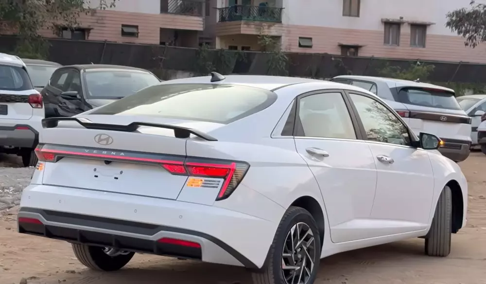 Phía sau Hyundai Accent 2026 có cánh gió khá nổi bật