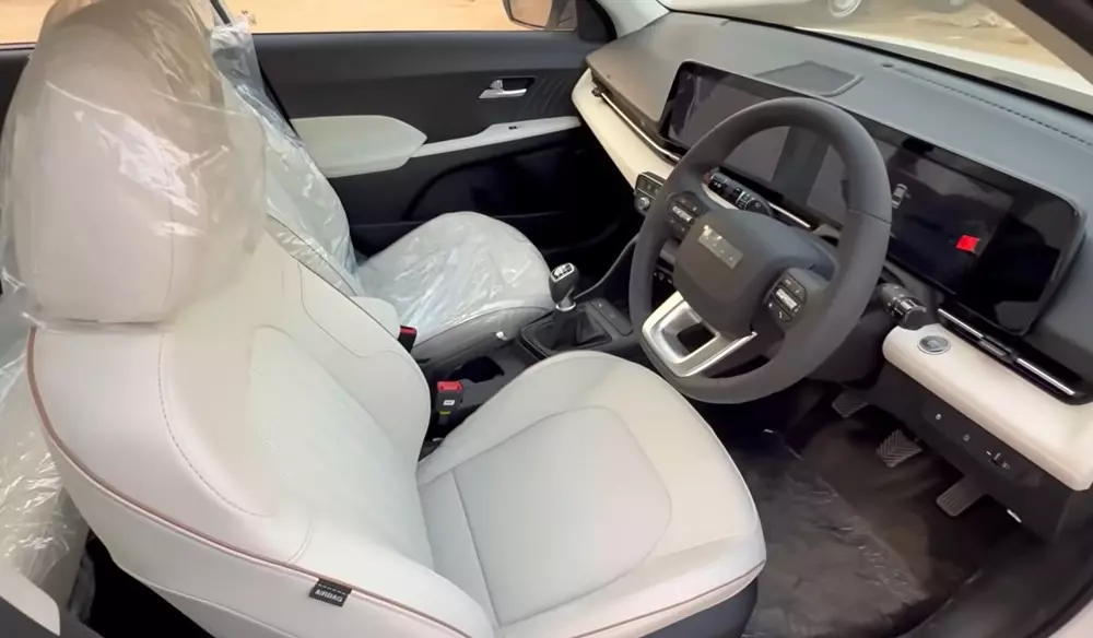 Ghế của Hyundai Accent 2026 được bọc da nhân tạo màu sáng