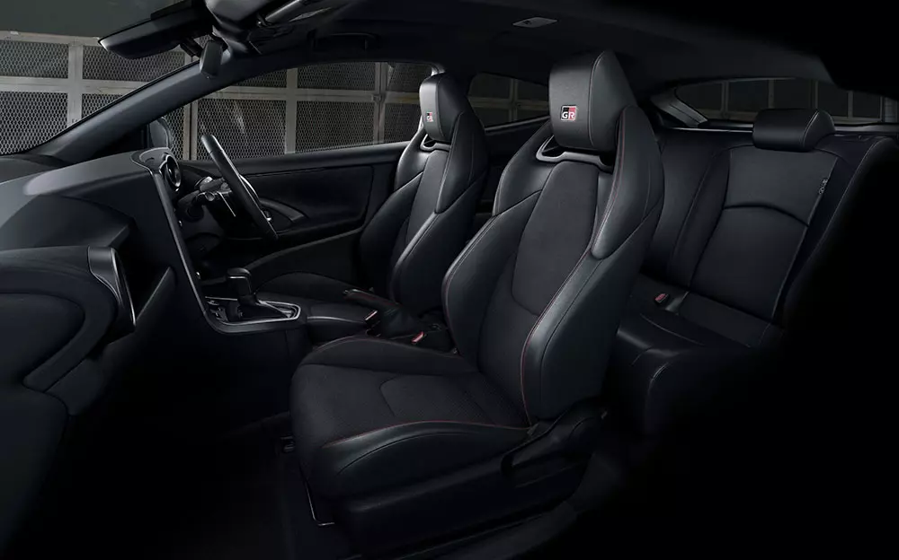 Ghế trước của Khoang lái của Toyota GR Yaris 2026 thêu logo GR trên tựa đầu