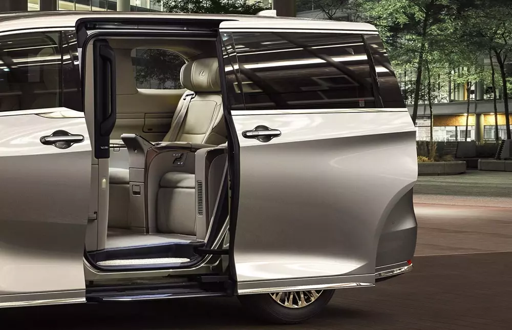 Lexus LM500h bản Executive 4 chỗ có thêm đèn chiếu sáng xuống mặt khi mở cửa. Lexus LM500h bản Executive 4 chỗ có thêm đèn chiếu sáng xuống mặt khi mở cửa.