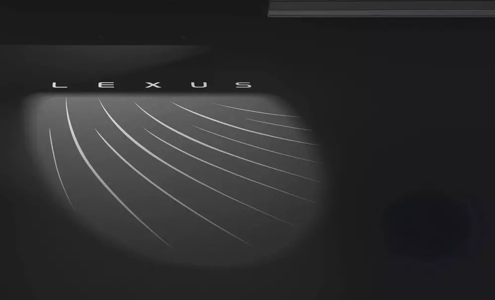 Lexus LM500h bản Executive 4 chỗ có thêm đèn chiếu sáng xuống mặt khi mở cửa. Lexus LM500h bản Executive 4 chỗ có thêm đèn chiếu sáng xuống mặt khi mở cửa.