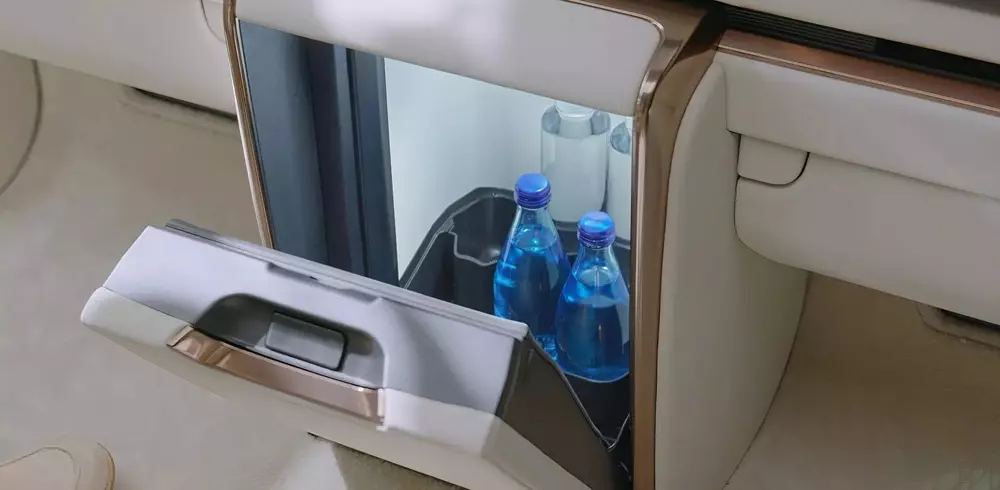 Ngăn cố định chai bên trong tủ lạnh ở hàng ghế sau của Lexus LM500h 2026 Ngăn cố định chai bên trong tủ lạnh ở hàng ghế sau của Lexus LM500h 2026