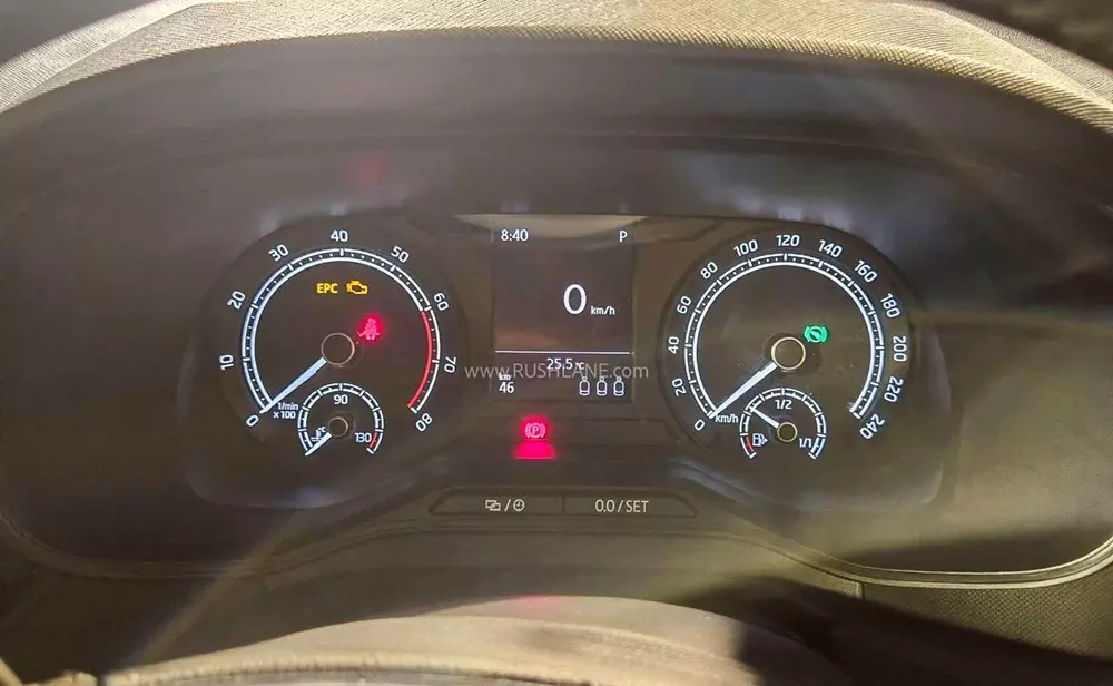 Bảng đồng hồ analog của Skoda Kushaq Classic+ 2026 Bảng đồng hồ analog của Skoda Kushaq Classic+ 2026