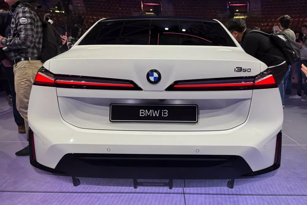 BMW i3 2026 mới có 1 phiên bản là 50 xDrive