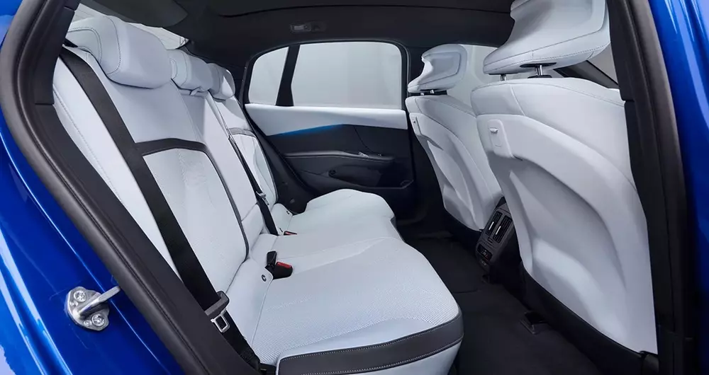 Hàng ghế sau của BMW i3 2026 khá rộng rãi nhờ chiều dài cơ sở lớn