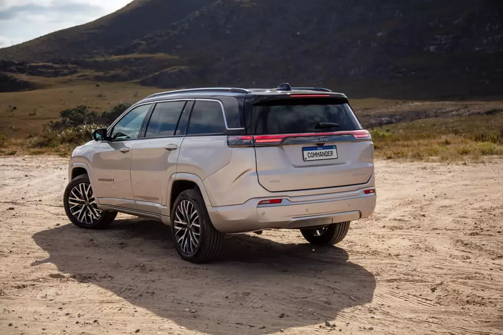 Cụm đèn hậu của Jeep Commander 2026 đã được điều chỉnh