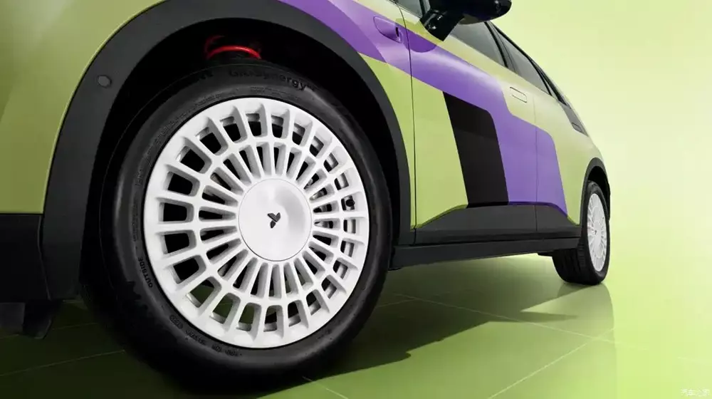 Mâm màu trắng với nan dạng lưới cũng là điểm nhấn của Nio Firefly Millennium Wave Special Edition