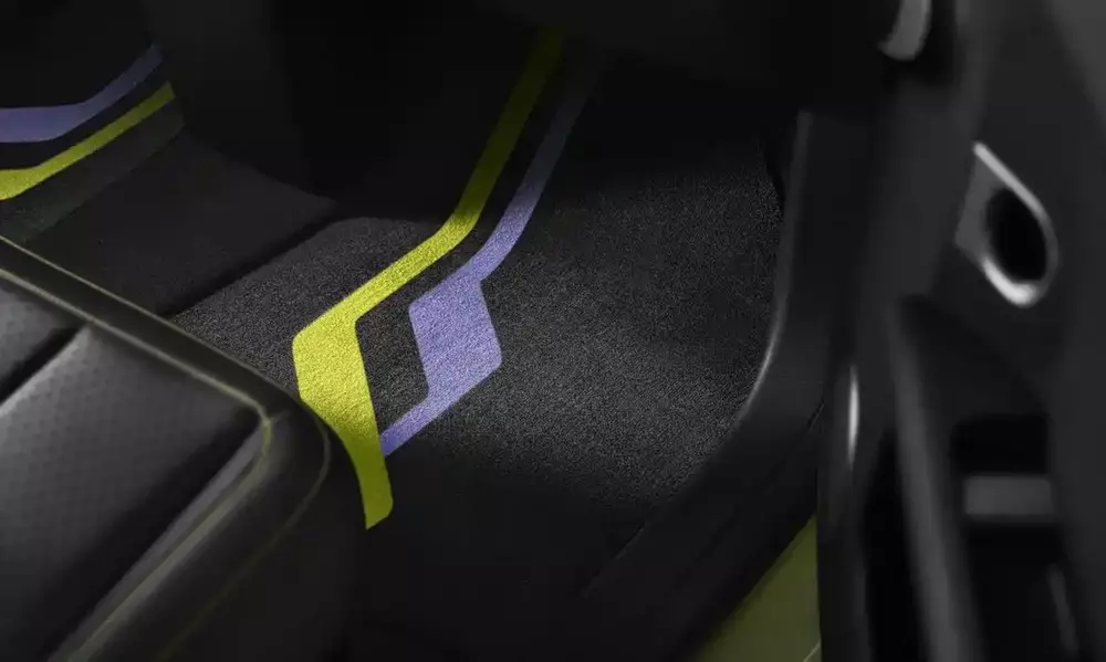 Thảm sàn đi kèm những họa tiết tông xuyệt tông với ngoại thất của Nio Firefly Millennium Wave Special Edition