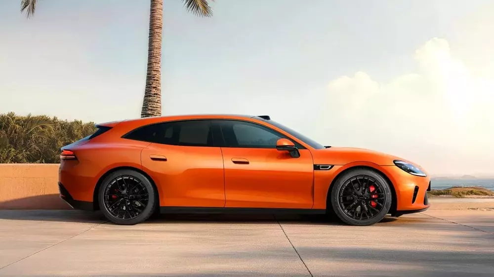 Aistaland GT7 là xe wagon và trông rất giống Porsche Taycan Sport Turismo.