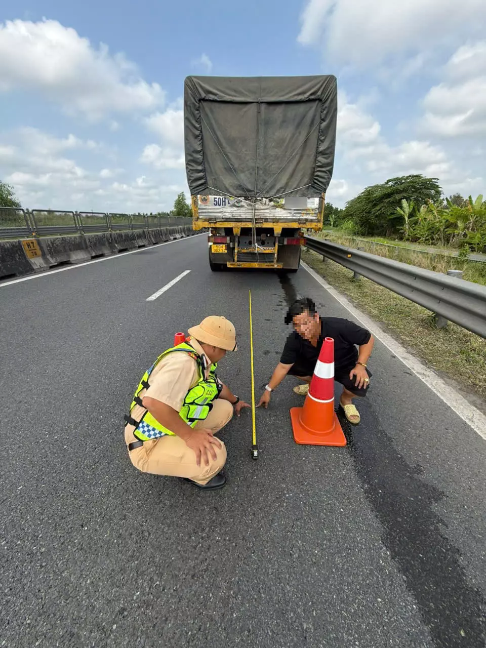 Để tránh bị phạt 13 triệu đồng, tài xế ô tô cần đặt biển cảnh báo cách đuôi xe 150 mét 