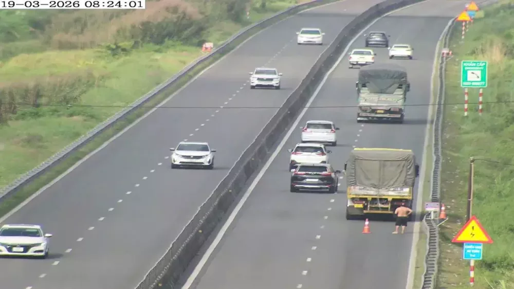 Camera giám sát ghi lại hình ảnh một tài xế ô tô tải đặt nón phản quang gần với đuôi xe trên cao tốc vào hôm 19/3/2026.