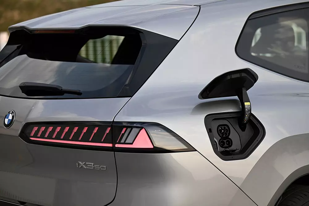 BMW iX3 có phạm vi di chuyển 805 km BMW iX3 có phạm vi di chuyển 805 km