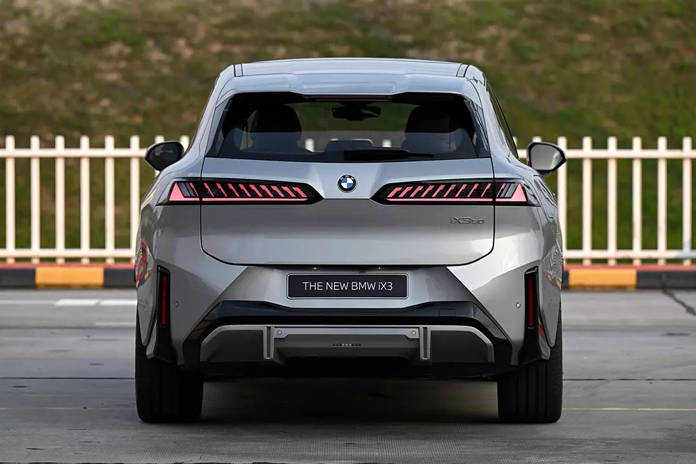 BMW iX3 nhìn từ phía sau BMW iX3 nhìn từ phía sau