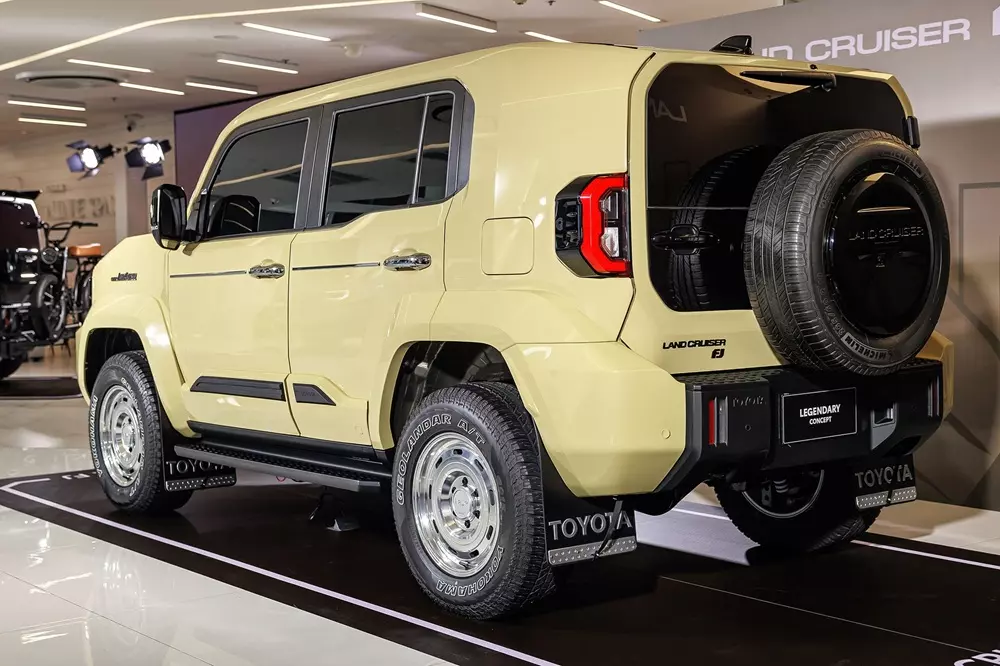 Toyota Land Cruiser FJ Legend được sơn màu vàng Sand Stone nổi bật