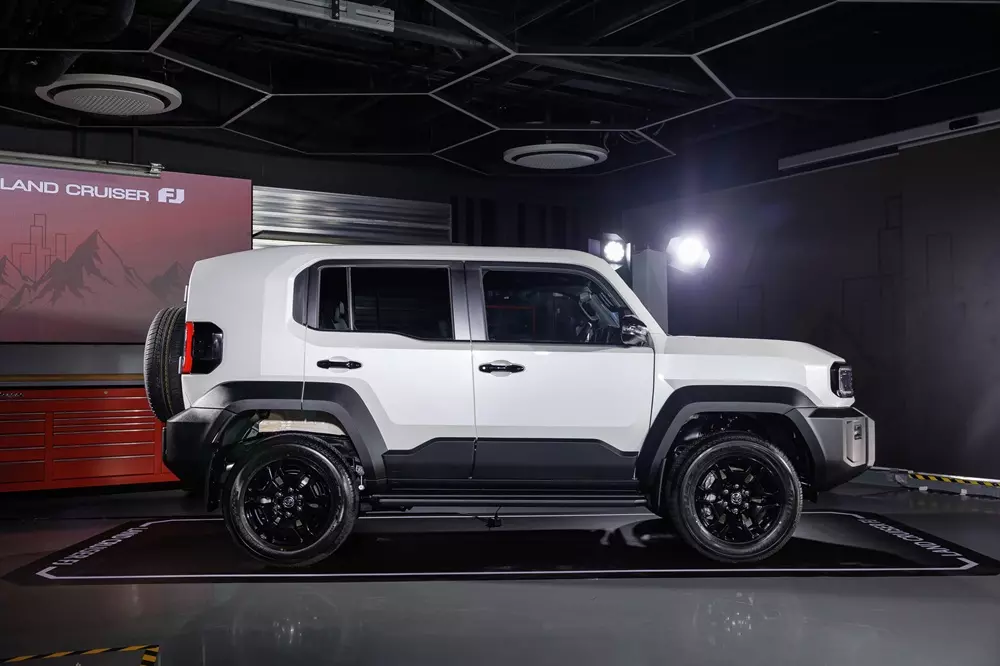 Toyota Land Cruiser FJ là mẫu SUV nhỏ nhất trong dòng Land Cruiser Toyota Land Cruiser FJ là mẫu SUV nhỏ nhất trong dòng Land Cruiser