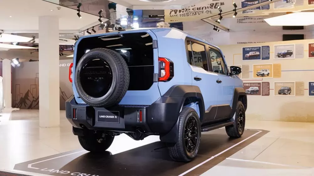 Toyota Land Cruiser FJ màu xanh Smoky Blue Toyota Land Cruiser FJ màu xanh Smoky Blue