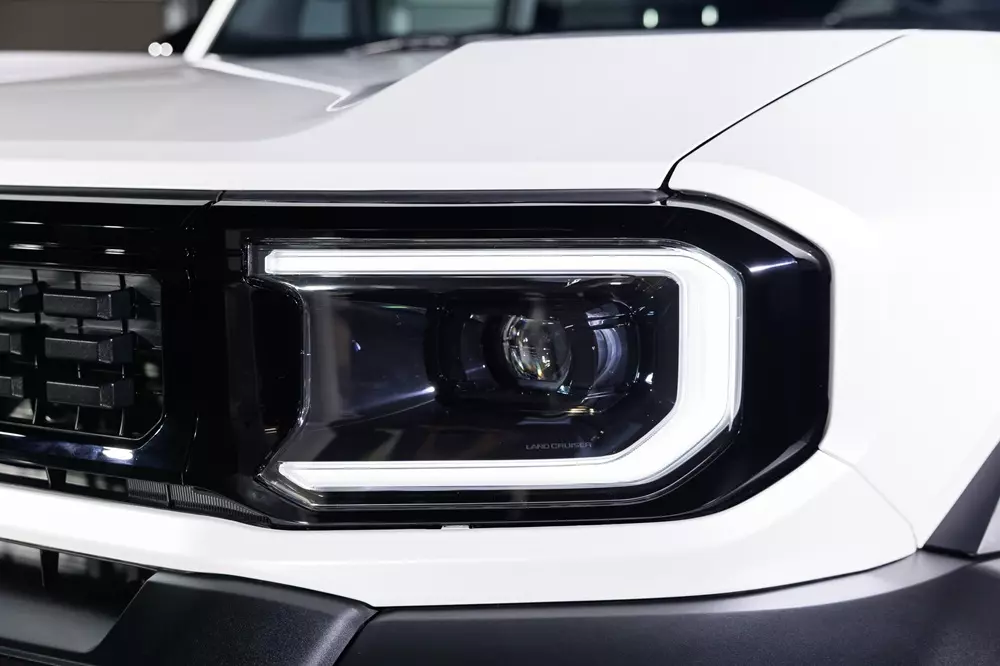 Cận cảnh đèn pha LED của Toyota Land Cruiser FJ Cận cảnh đèn pha LED của Toyota Land Cruiser FJ