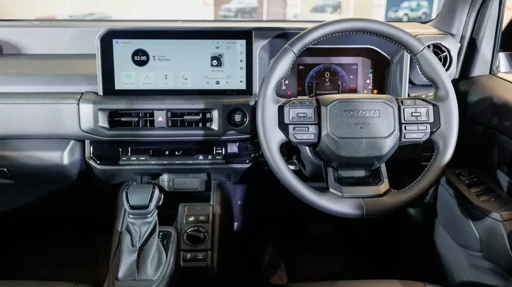 Khoang lái của Toyota Land Cruiser FJ dành tho Thái Lan