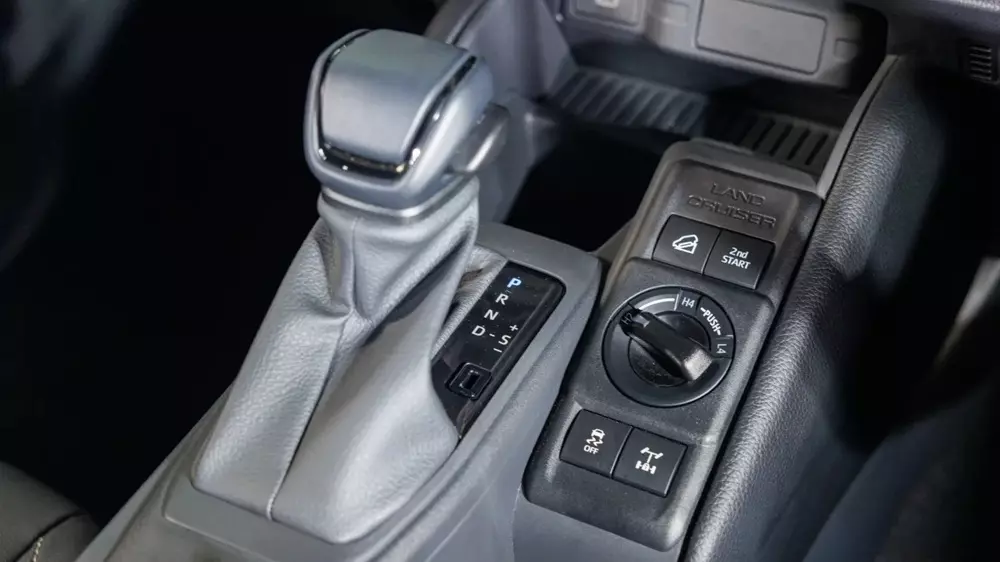 Cụm điều khiển trung tâm của Toyota Land Cruiser FJ Cụm điều khiển trung tâm của Toyota Land Cruiser FJ