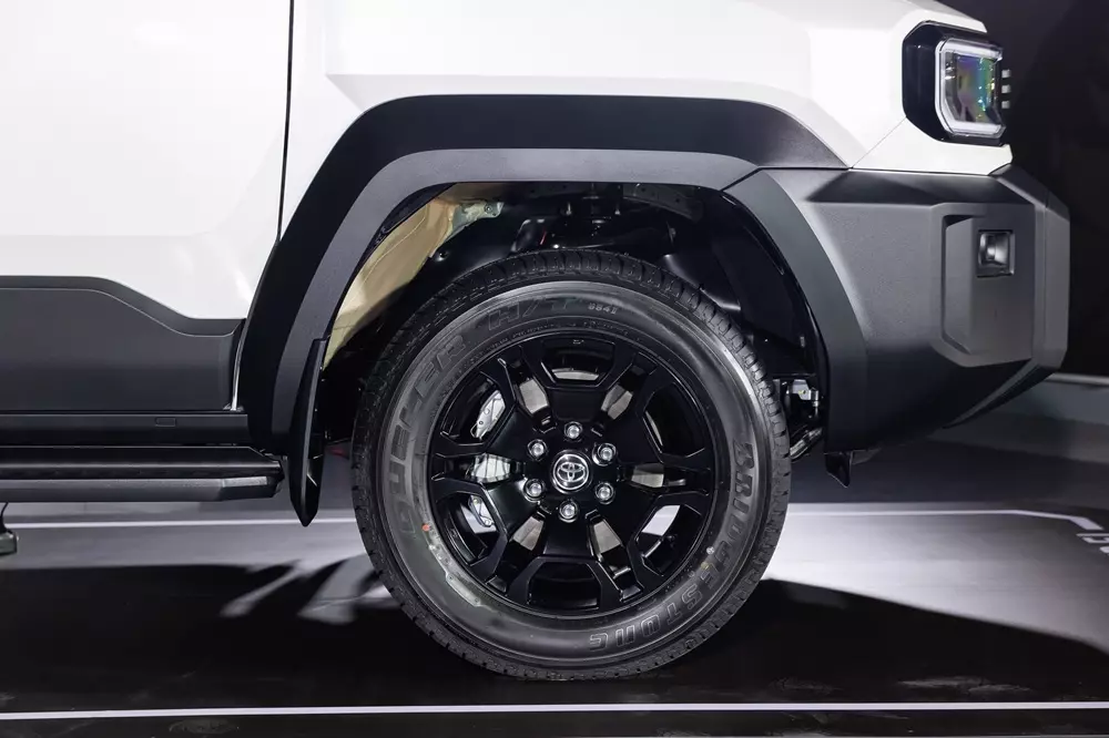 Cận cảnh mâm 18 inch của Toyota Land Cruiser FJ Cận cảnh mâm 18 inch của Toyota Land Cruiser FJ