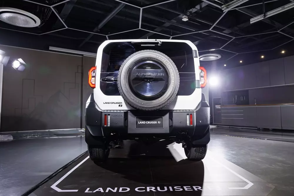 Toyota Land Cruiser FJ được trang bị lốp dự phòng nằm trên cửa cốp sau Toyota Land Cruiser FJ được trang bị lốp dự phòng nằm trên cửa cốp sau