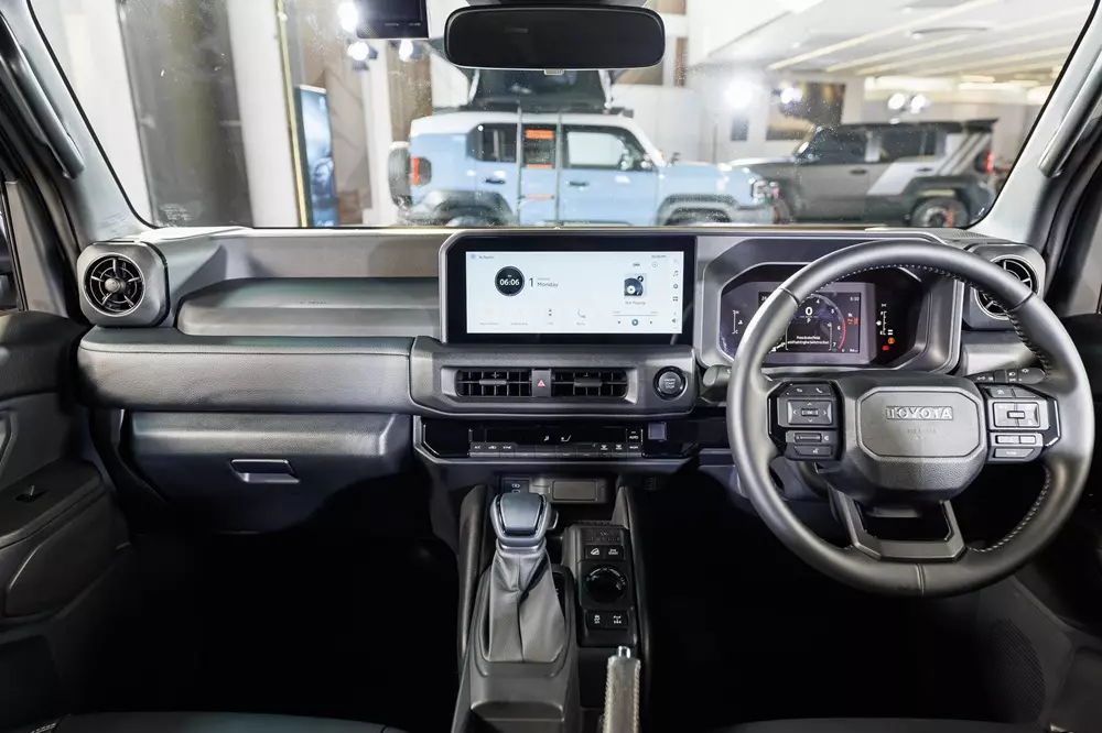 Khoang lái của Toyota Land Cruiser FJ Khoang lái của Toyota Land Cruiser FJ