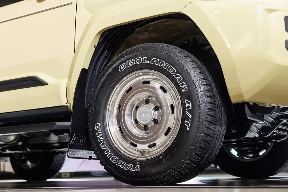 Mâm 17 inch của Toyota Land Cruiser FJ Legend cũng mang phong cách hoài cổ