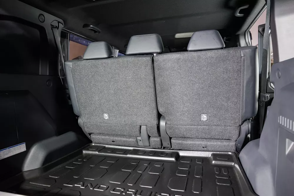 Khoang hành lý của Toyota Land Cruiser FJ có thể tích 765 lít. Khoang hành lý của Toyota Land Cruiser FJ có thể tích 765 lít.