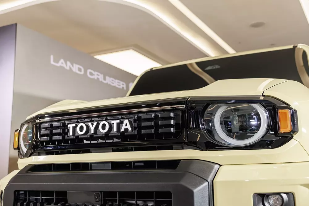 Toyota Land Cruiser FJ Legend được trang bị lưới tản nhiệt mới