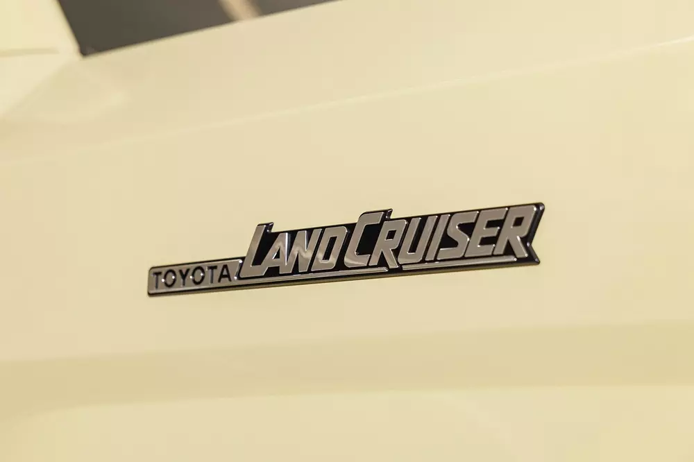 Logo Toyota Land Cruiser mạ crôm trên chắn bùn trước của Toyota Land Cruiser FJ Legend 