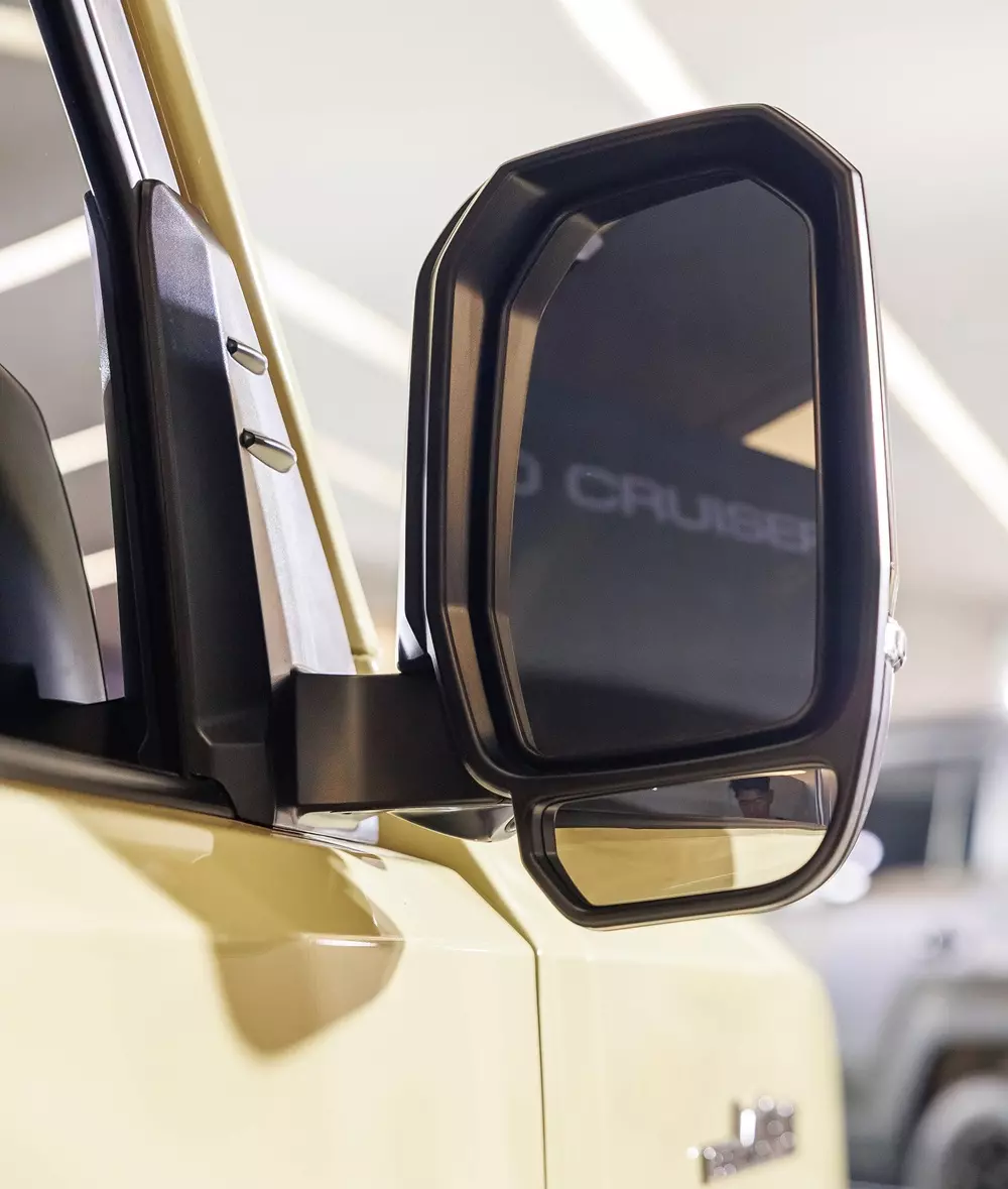 Gương chiếu hậu nằm cao của Toyota Land Cruiser FJ Legend 