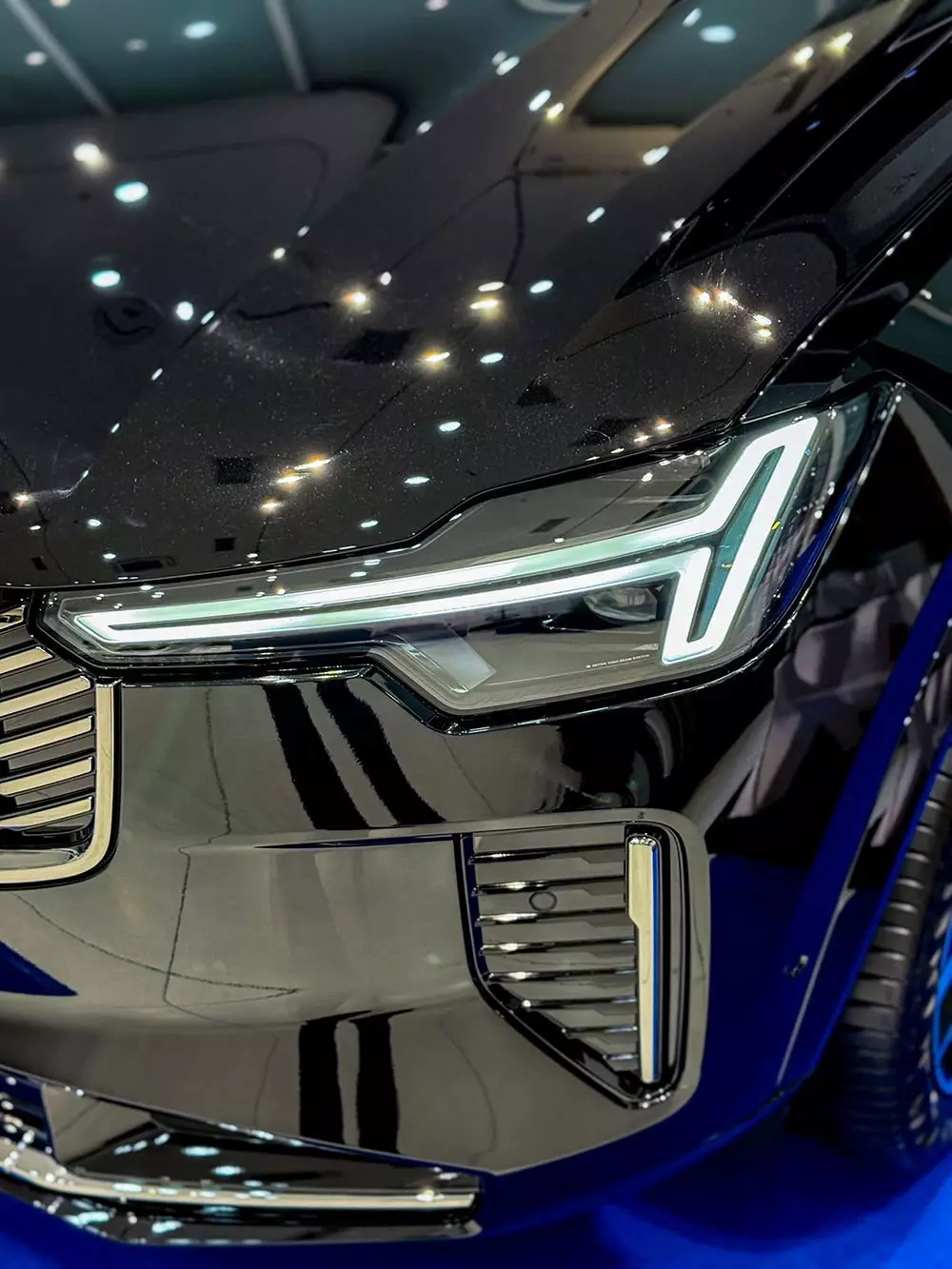 Cận cảnh cụm đèn pha Matrix LED với tạo hình búa Thor đặc trưng của Volvo XC90 2026