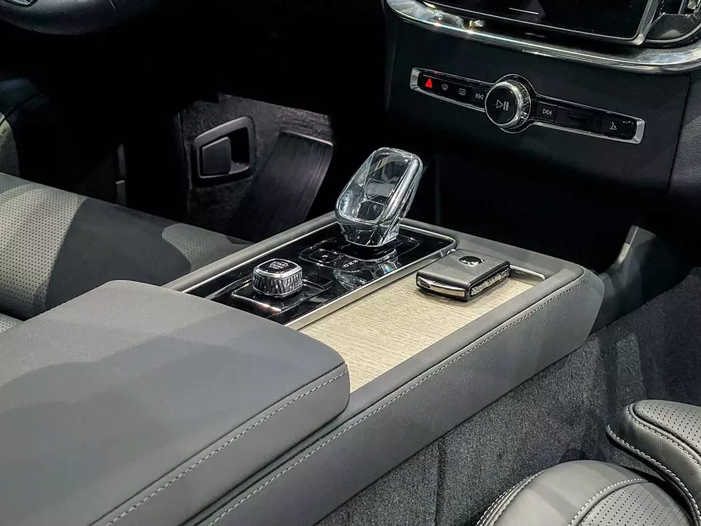 Cụm điều khiển trung tâm mới của Volvo XC90 2026 với cần số pha lê