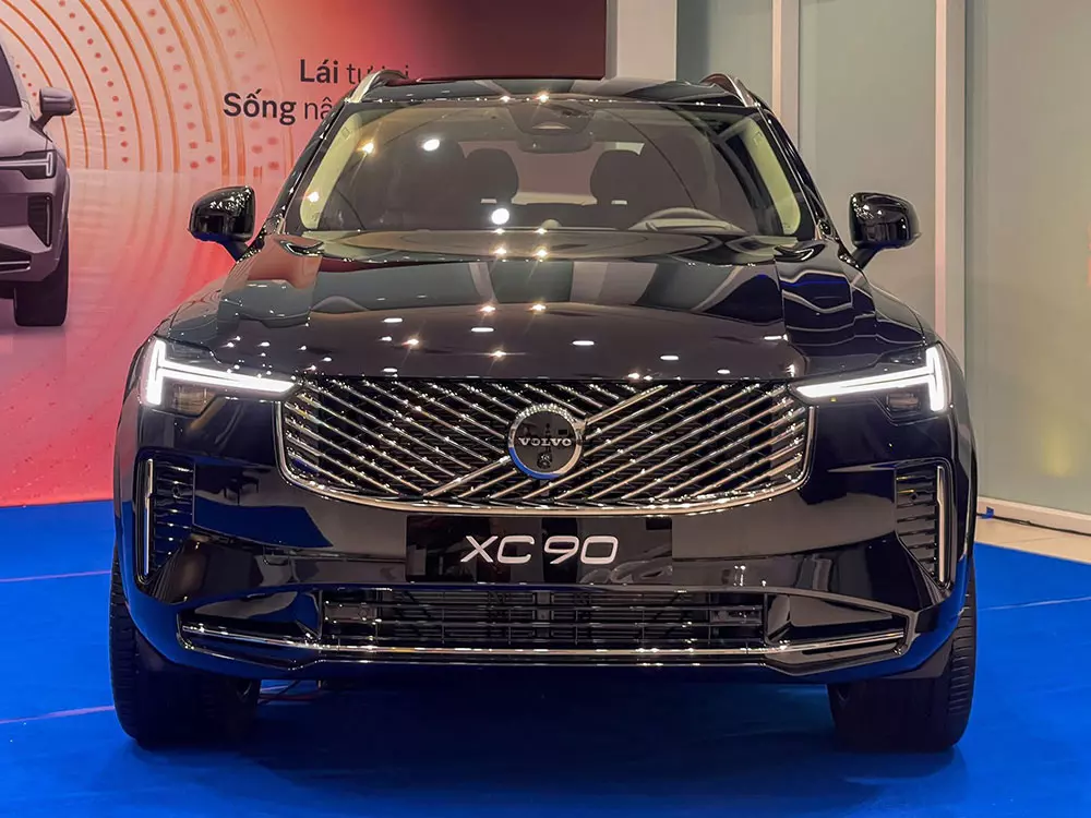 Các thay đổi ở ngoại thất chủ yếu tập trung tại khu vực đầu xe của Volvo XC90 2026