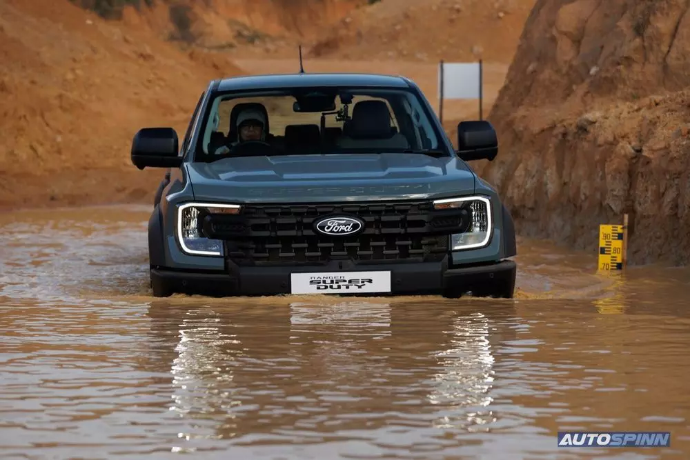 Ford Ranger Super Duty có khả năng lội nước 850 mm