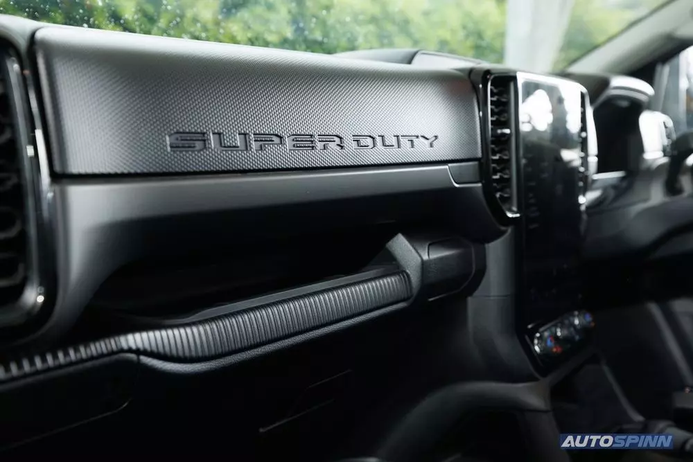 Dòng chữ Super Duty trên mặt táp-lô là dấu hiệu nhận biết cho Ford Ranger Super Duty 