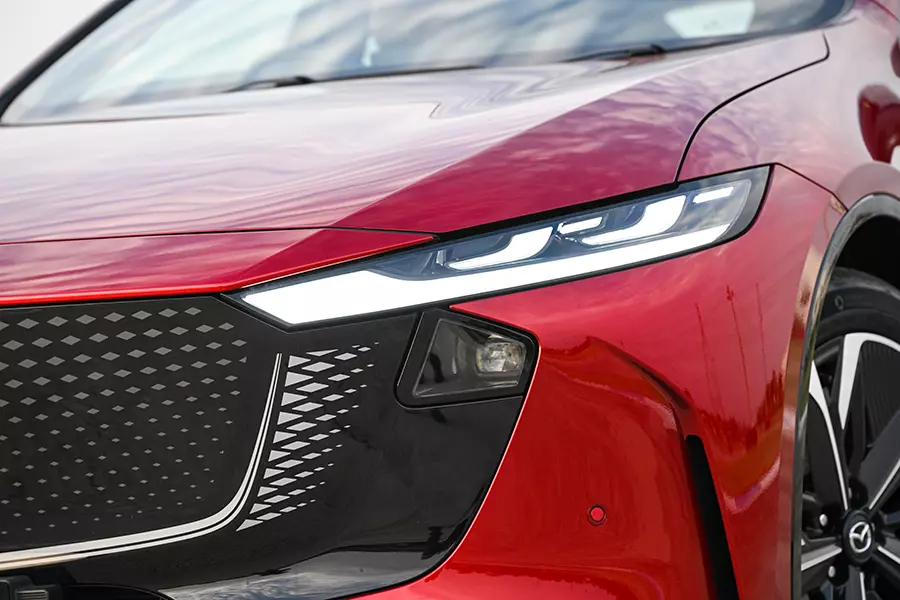 Cận cảnh cụm đèn trước 2 tầng của Mazda 6e