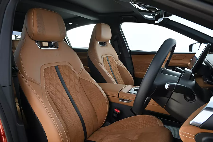 Hàng ghế trước của Mazda 6e