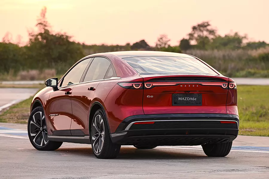 Đèn hậu hình bán nguyệt của Mazda 6e