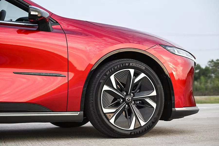 Mâm hợp kim của Mazda 6e có thiết kế khí động lực học