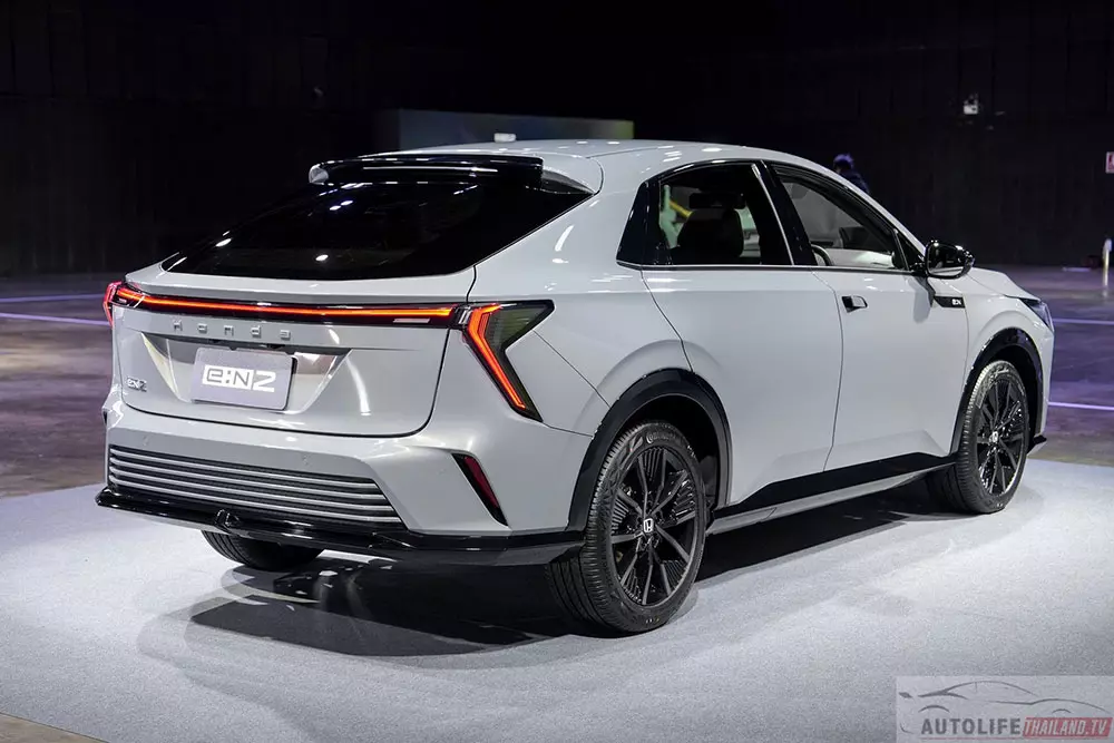 Honda e:N2 được trang bị kính sau tối màu