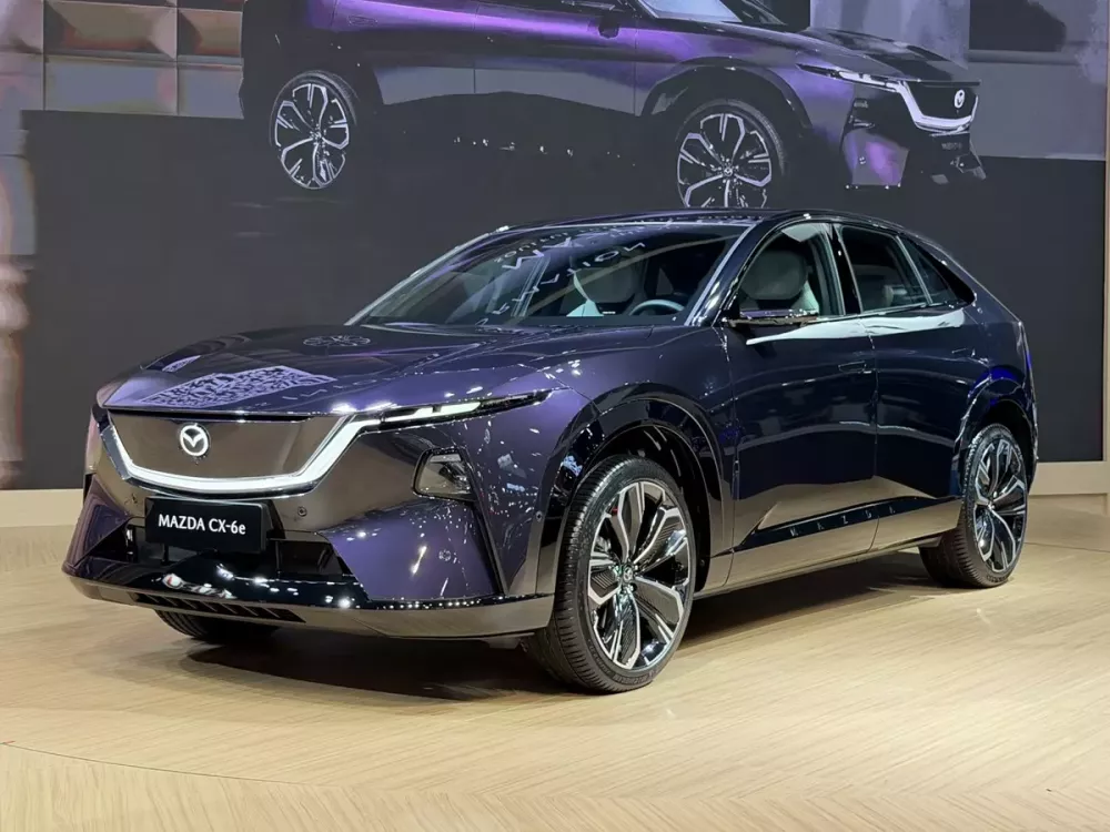 SUV hạng trung Mazda CX-6e được trưng bày tại Thái Lan
