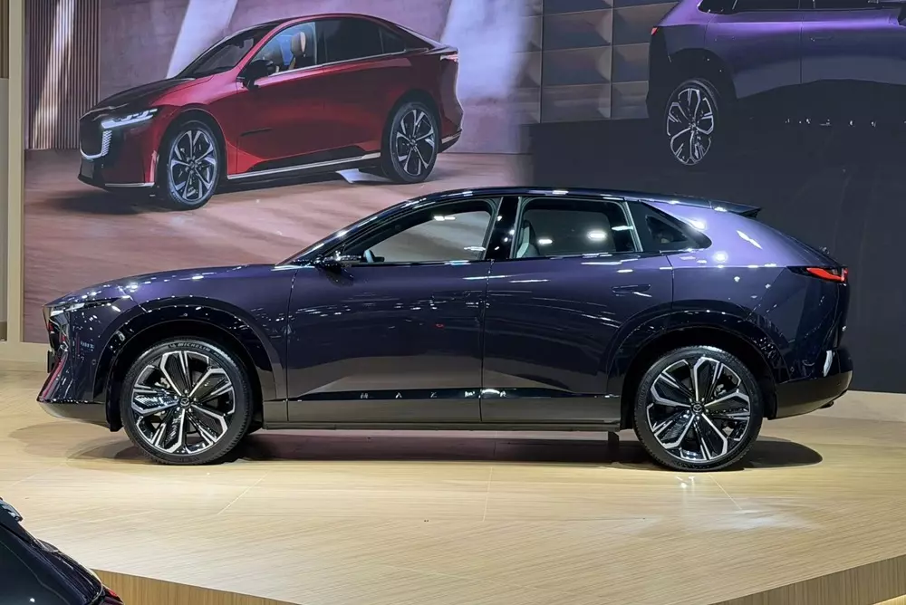 Mazda CX-6e có kích thước lớn hơn CX-8