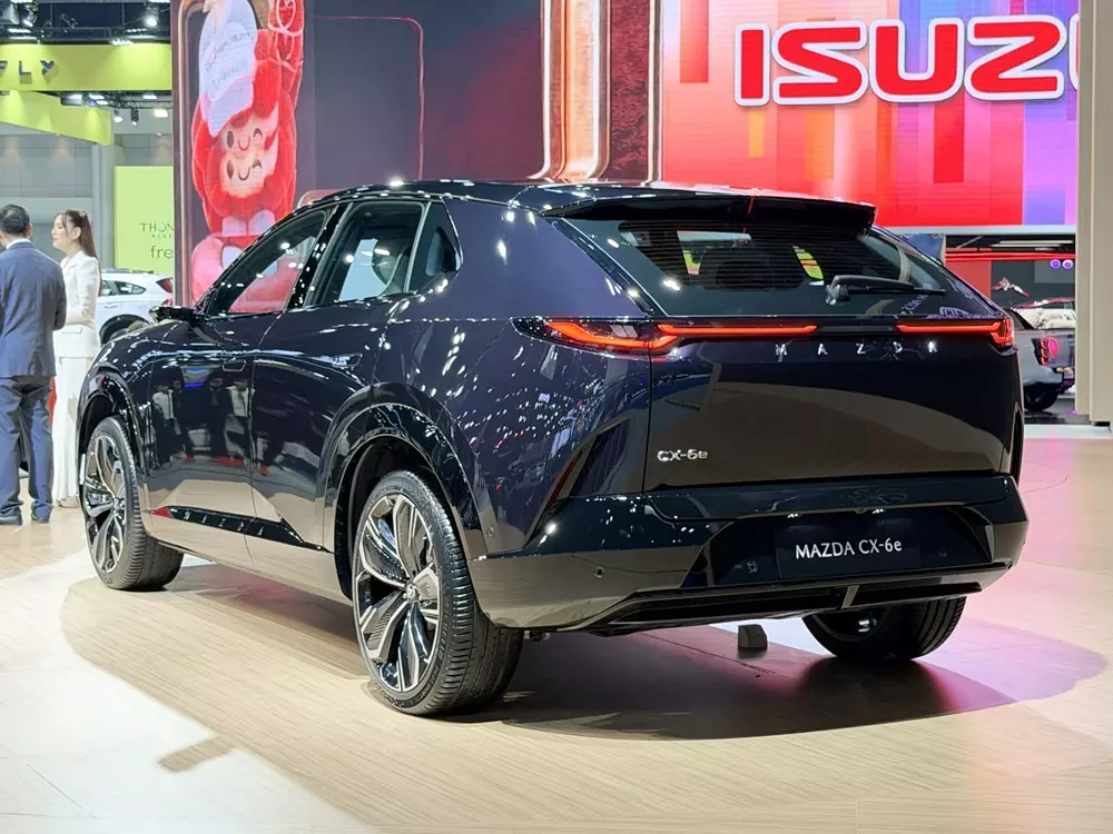 Mazda CX-6e nhìn từ phía sau