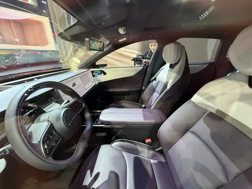 Hàng ghế trước của Mazda CX-6e