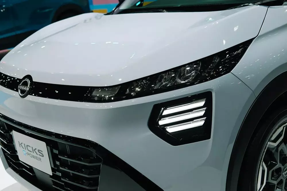 Cận cảnh cụm đèn trước 2 tầng của Nissan Kicks 2026 